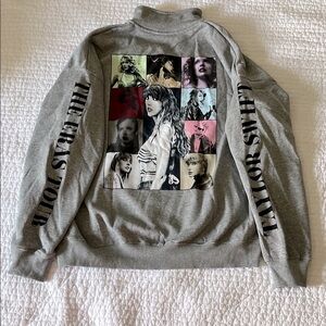 Gray Graphic Sweatshirt with Tour Print